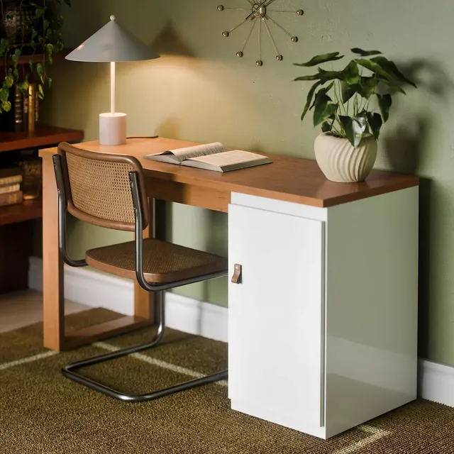 Escrivaninha Mesa Para Computador Paris 115cm Home Office Estudo Escritório MDF MDP 1 Porta Armário Lateral Puxador de Couro Cor Branco Canela