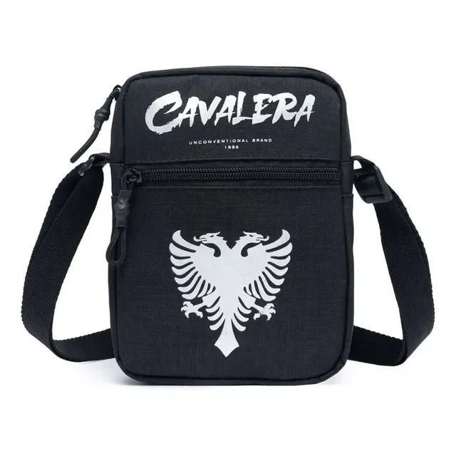 Mochila Shoulderbag Cavalera Preta Urbana Poliéster Com Bolso Garrafa Preto Liso