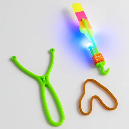 Kit 20 Brinquedos Foguete Helicóptero Voador Led Estilingue