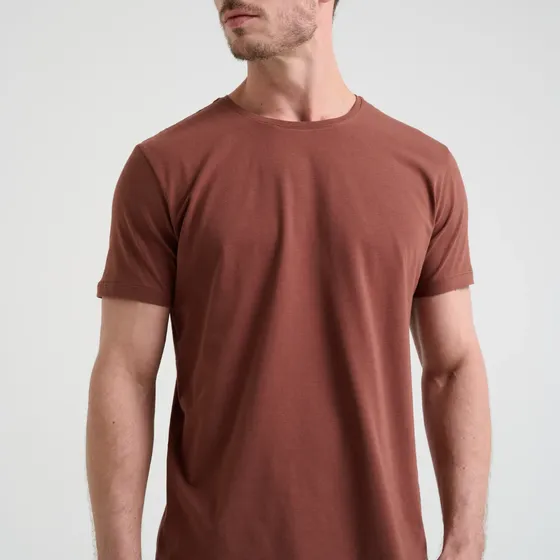 Camiseta Minimal Club Masculina Modelo Básica