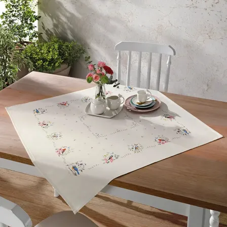 Toalha Centro De Mesa Döhler Renova Jardim 78x78 Cm Branco Floral E Passarinhos