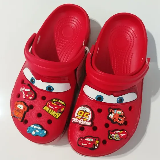 Pantufa Carros Relâmpago Mcqueen Caverna Com Flor Vermelha