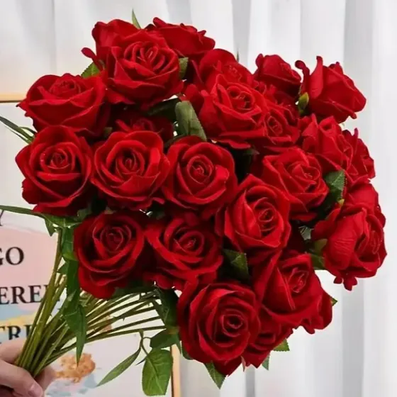 Kit com 10 Botões de Rosa Artificial de Veludo Vermelho de 50 cm