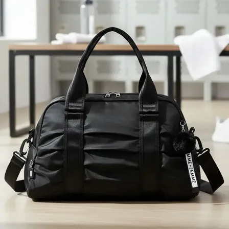 Bolsa Feminina Esportiva Transversal Blogueira Fitness Para Academia Com Chaveiro Pompom Marca Lemon Shark Cor Preta