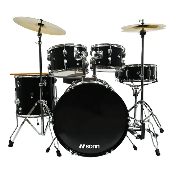 Bateria Acústica Bumbo 20 Completa Preta Cascos Poplar Tons 10 e 12 Surdo 14 Caixa 14 Pratos Chimbal e Ataque Banco Par de Baquetas 2 Pedais Ferragens Cromadas Ideal para Estudo Show Ensaio
